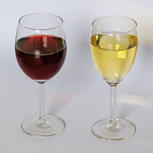 900px-Red_and_white_wine_12-2015